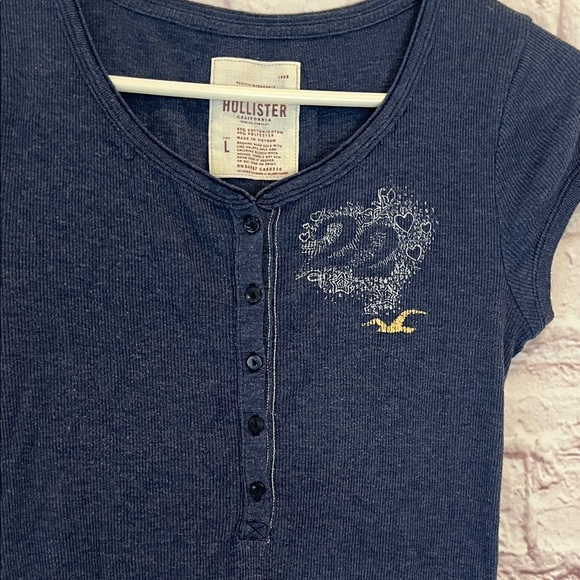 Hollister Women's Dark Blue Short Sleeve Tee - Picture 4 of 9